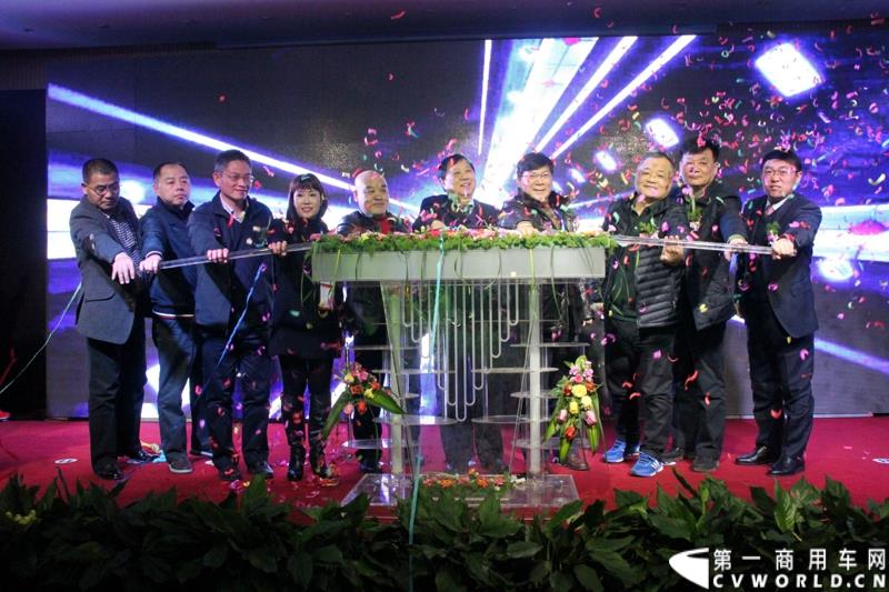 1月6日，中集华骏2015年商务年会暨新品发布会在驻马店召开。本次大会以“科技驱动、价值营销、合赢未来”为主题，中集华骏车辆有限公司总经理郭永华以及中集华骏各地经销商、供应商代表共计400余人参加了本次年会。图为中集华骏品牌战略2.0启动