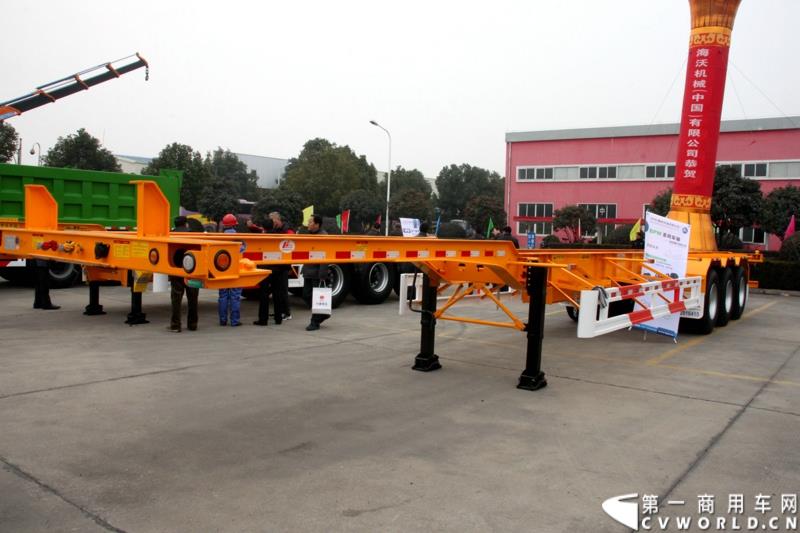 1月6日，中集华骏2015年商务年会暨新品发布会在驻马店召开。本次大会以“科技驱动、价值营销、合赢未来”为主题，中集华骏车辆有限公司总经理郭永华以及中集华骏各地经销商、供应商代表共计400余人参加了本次年会。图为48英尺高强度钢鹅颈骨架车