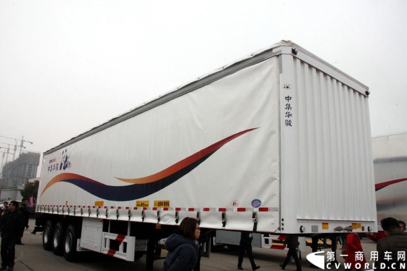 1月6日，中集华骏2015年商务年会暨新品发布会在驻马店召开。本次大会以“科技驱动、价值营销、合赢未来”为主题，中集华骏车辆有限公司总经理郭永华以及中集华骏各地经销商、供应商代表共计400余人参加了本次年会。图为侧帘式半挂车