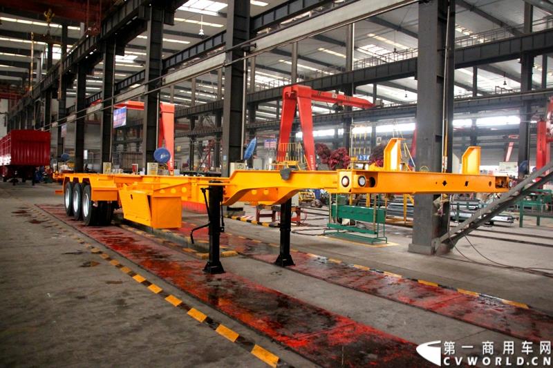 1月6日，中集华骏2015年商务年会暨新品发布会在驻马店召开。本次大会以“科技驱动、价值营销、合赢未来”为主题，中集华骏车辆有限公司总经理郭永华以及中集华骏各地经销商、供应商代表共计400余人参加了本次年会。图为车间展车