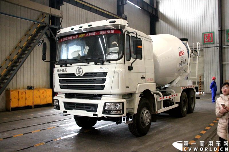 1月6日，中集华骏2015年商务年会暨新品发布会在驻马店召开。本次大会以“科技驱动、价值营销、合赢未来”为主题，中集华骏车辆有限公司总经理郭永华以及中集华骏各地经销商、供应商代表共计400余人参加了本次年会。图为车间展车