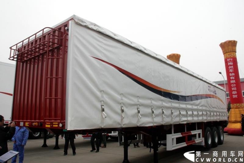 1月6日，中集华骏2015年商务年会暨新品发布会在驻马店召开。本次大会以“科技驱动、价值营销、合赢未来”为主题，中集华骏车辆有限公司总经理郭永华以及中集华骏各地经销商、供应商代表共计400余人参加了本次年会。图为大内控仓栅车