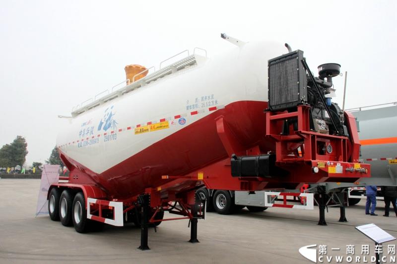 1月6日，中集华骏2015年商务年会暨新品发布会在驻马店召开。本次大会以“科技驱动、价值营销、合赢未来”为主题，中集华骏车辆有限公司总经理郭永华以及中集华骏各地经销商、供应商代表共计400余人参加了本次年会。图为粉粒物料运输半挂车