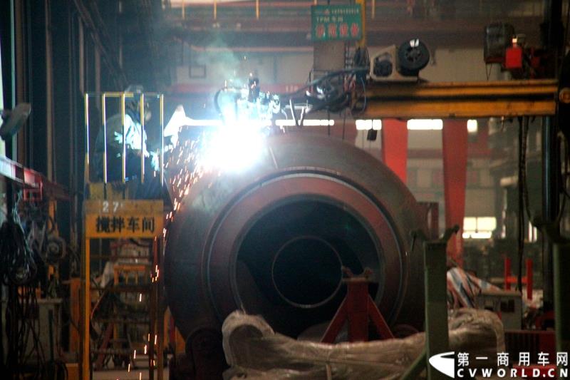 1月6日，中集华骏2015年商务年会暨新品发布会在驻马店召开。本次大会以“科技驱动、价值营销、合赢未来”为主题，中集华骏车辆有限公司总经理郭永华以及中集华骏各地经销商、供应商代表共计400余人参加了本次年会。图为工人正在焊装