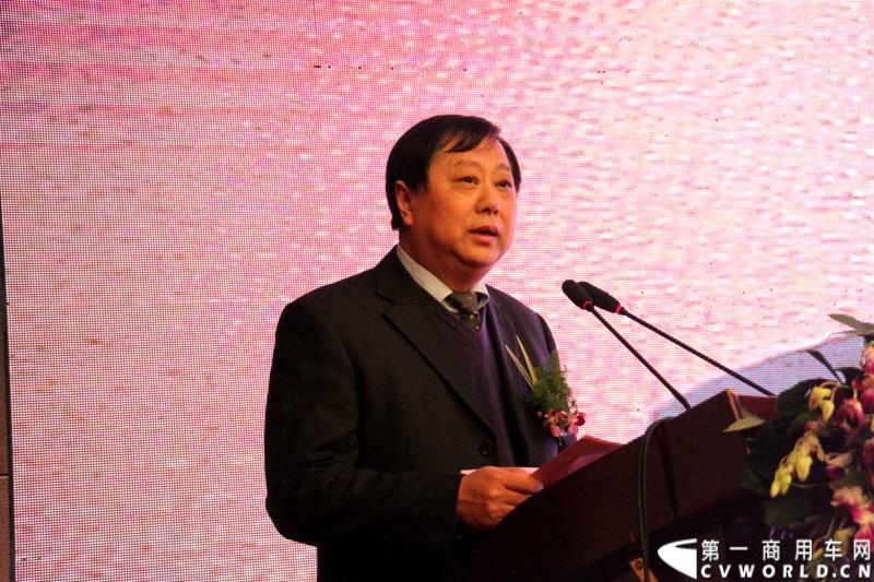 1月6日，中集华骏2015年商务年会暨新品发布会在驻马店召开。本次大会以“科技驱动、价值营销、合赢未来”为主题，中集华骏车辆有限公司总经理郭永华以及中集华骏各地经销商、供应商代表共计400余人参加了本次年会。图为郭永华致辞