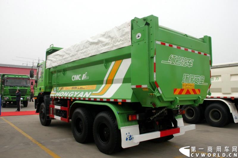 1月6日，中集华骏2015年商务年会暨新品发布会在驻马店召开。本次大会以“科技驱动、价值营销、合赢未来”为主题，中集华骏车辆有限公司总经理郭永华以及中集华骏各地经销商、供应商代表共计400余人参加了本次年会。图为红岩智能渣土车=