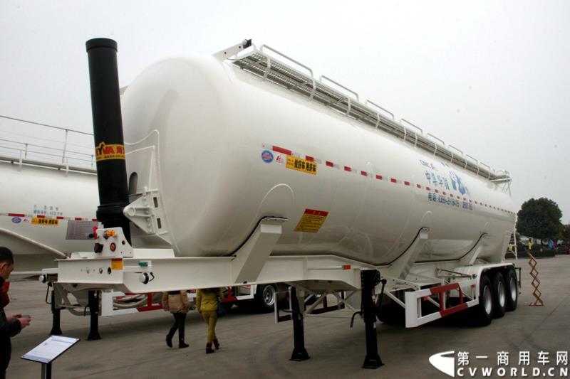 1月6日，中集华骏2015年商务年会暨新品发布会在驻马店召开。本次大会以“科技驱动、价值营销、合赢未来”为主题，中集华骏车辆有限公司总经理郭永华以及中集华骏各地经销商、供应商代表共计400余人参加了本次年会。图为举升粉粒物料运输半挂车