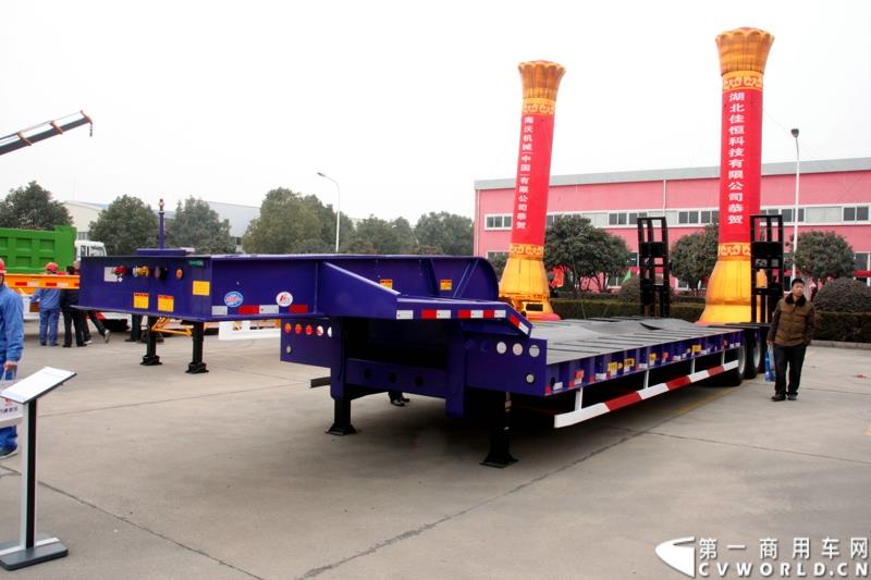 1月6日，中集华骏2015年商务年会暨新品发布会在驻马店召开。本次大会以“科技驱动、价值营销、合赢未来”为主题，中集华骏车辆有限公司总经理郭永华以及中集华骏各地经销商、供应商代表共计400余人参加了本次年会。图为轻型低平板半挂车