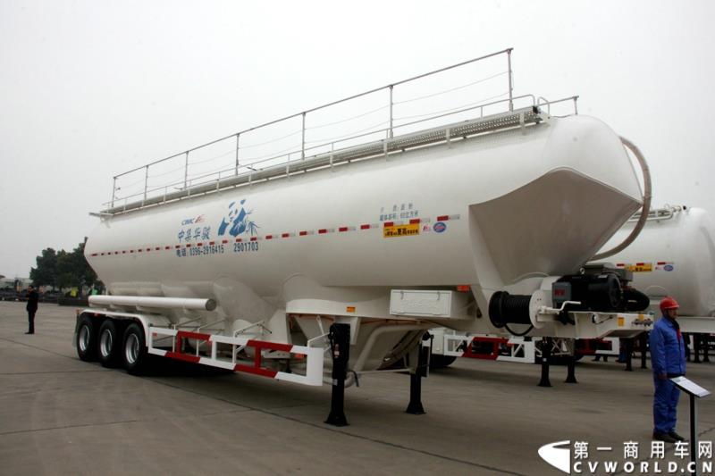 1月6日，中集华骏2015年商务年会暨新品发布会在驻马店召开。本次大会以“科技驱动、价值营销、合赢未来”为主题，中集华骏车辆有限公司总经理郭永华以及中集华骏各地经销商、供应商代表共计400余人参加了本次年会。图为散装面粉运输半挂车