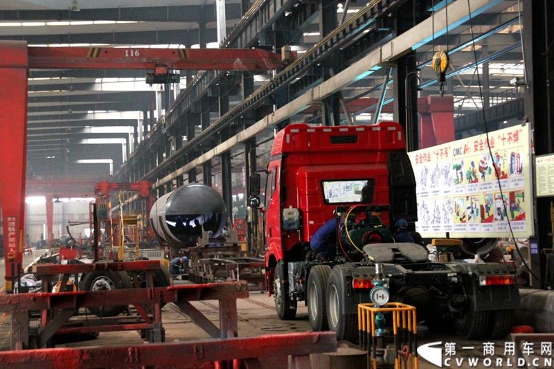 1月6日，中集华骏2015年商务年会暨新品发布会在驻马店召开。本次大会以“科技驱动、价值营销、合赢未来”为主题，中集华骏车辆有限公司总经理郭永华以及中集华骏各地经销商、供应商代表共计400余人参加了本次年会。图为生产车间