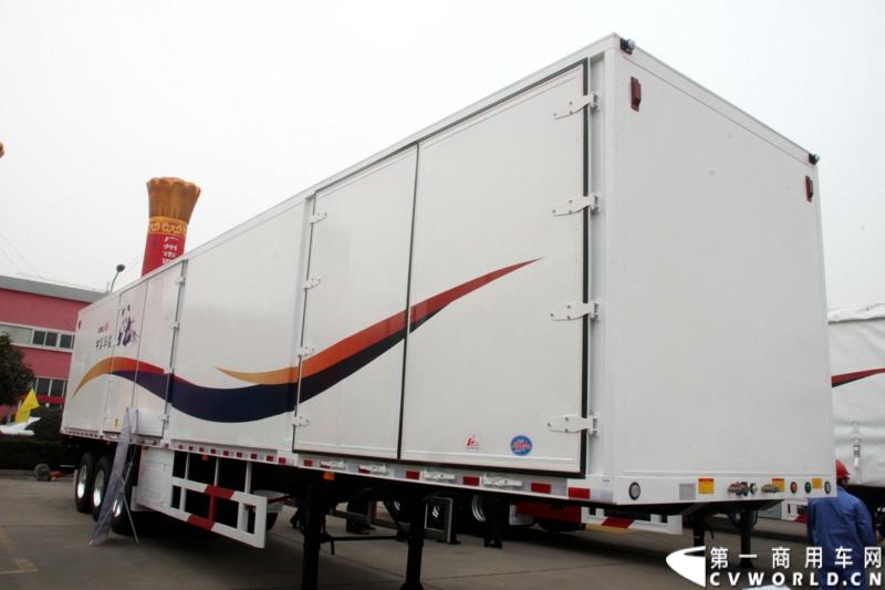 1月6日，中集华骏2015年商务年会暨新品发布会在驻马店召开。本次大会以“科技驱动、价值营销、合赢未来”为主题，中集华骏车辆有限公司总经理郭永华以及中集华骏各地经销商、供应商代表共计400余人参加了本次年会。图为箱式半挂车