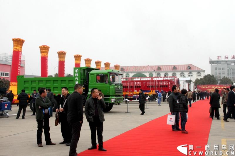 1月6日，中集华骏2015年商务年会暨新品发布会在驻马店召开。本次大会以“科技驱动、价值营销、合赢未来”为主题，中集华骏车辆有限公司总经理郭永华以及中集华骏各地经销商、供应商代表共计400余人参加了本次年会。图为新品发布会现场