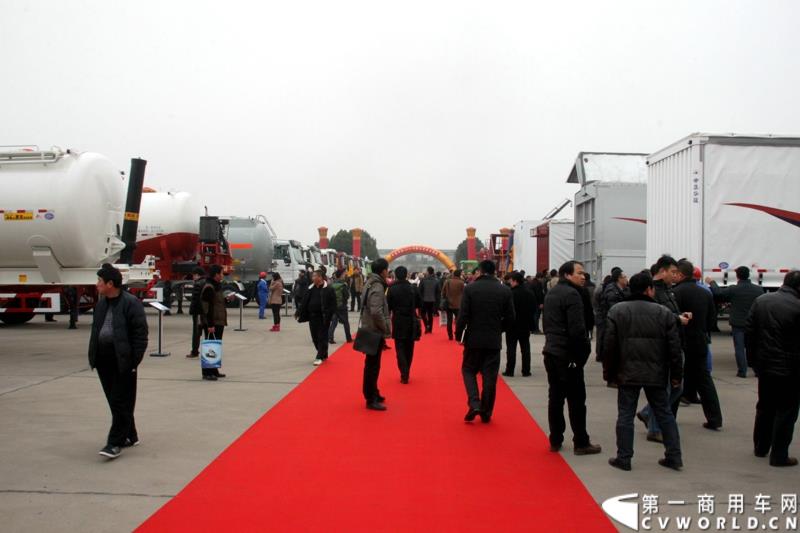 1月6日，中集华骏2015年商务年会暨新品发布会在驻马店召开。本次大会以“科技驱动、价值营销、合赢未来”为主题，中集华骏车辆有限公司总经理郭永华以及中集华骏各地经销商、供应商代表共计400余人参加了本次年会。图为新品首发现场