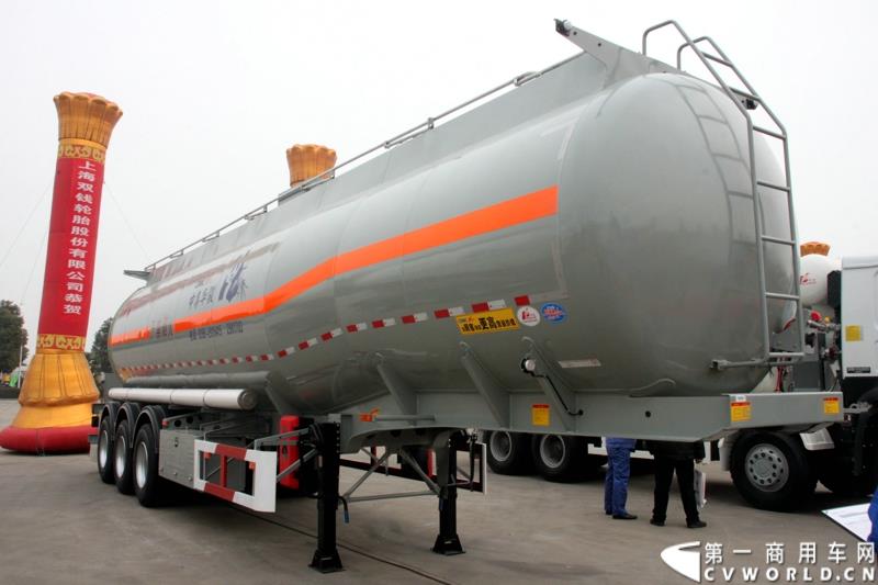 1月6日，中集华骏2015年商务年会暨新品发布会在驻马店召开。本次大会以“科技驱动、价值营销、合赢未来”为主题，中集华骏车辆有限公司总经理郭永华以及中集华骏各地经销商、供应商代表共计400余人参加了本次年会。图为危化品运输半挂车