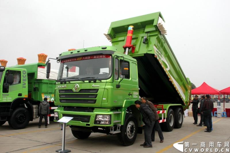 1月6日，中集华骏2015年商务年会暨新品发布会在驻马店召开。本次大会以“科技驱动、价值营销、合赢未来”为主题，中集华骏车辆有限公司总经理郭永华以及中集华骏各地经销商、供应商代表共计400余人参加了本次年会。图为新型智能渣土车（陕汽）