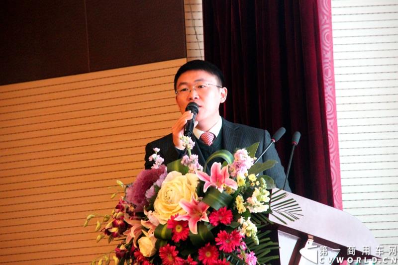 1月6日，中集华骏2015年商务年会暨新品发布会在驻马店召开。本次大会以“科技驱动、价值营销、合赢未来”为主题，中集华骏车辆有限公司总经理郭永华以及中集华骏各地经销商、供应商代表共计400余人参加了本次年会。图为姚志刚在做报告