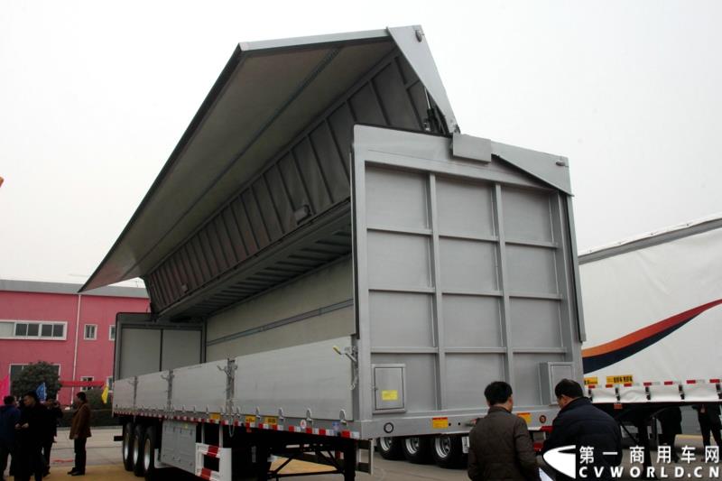 1月6日，中集华骏2015年商务年会暨新品发布会在驻马店召开。本次大会以“科技驱动、价值营销、合赢未来”为主题，中集华骏车辆有限公司总经理郭永华以及中集华骏各地经销商、供应商代表共计400余人参加了本次年会。图为翼展式半挂车