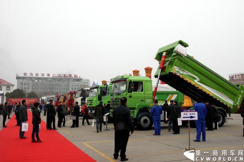 1月6日，中集华骏2015年商务年会暨新品发布会在驻马店召开。本次大会以“科技驱动、价值营销、合赢未来”为主题，中集华骏车辆有限公司总经理郭永华以及中集华骏各地经销商、供应商代表共计400余人参加了本次年会。图为用户围观现场发布的新品
