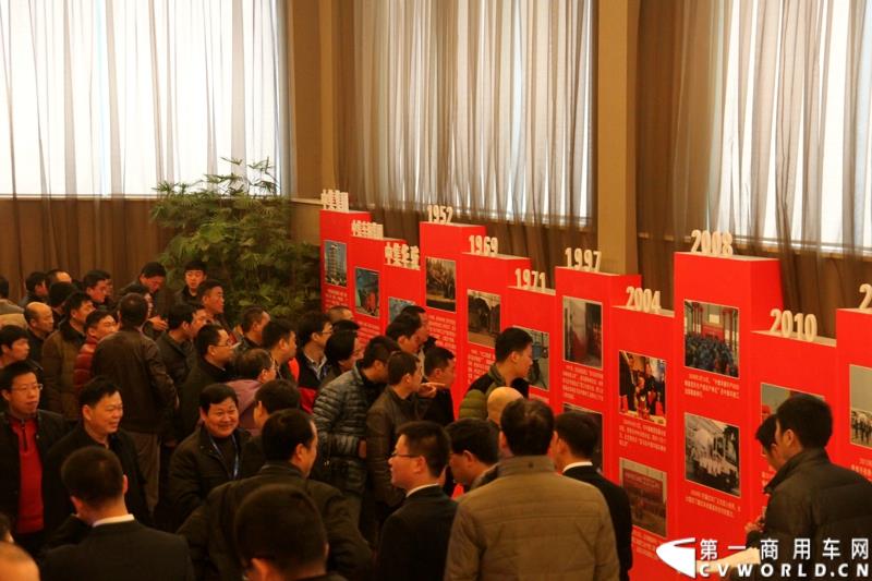 1月6日，中集华骏2015年商务年会暨新品发布会在驻马店召开。本次大会以“科技驱动、价值营销、合赢未来”为主题，中集华骏车辆有限公司总经理郭永华以及中集华骏各地经销商、供应商代表共计400余人参加了本次年会。图为用户围观中集华骏品牌展示墙