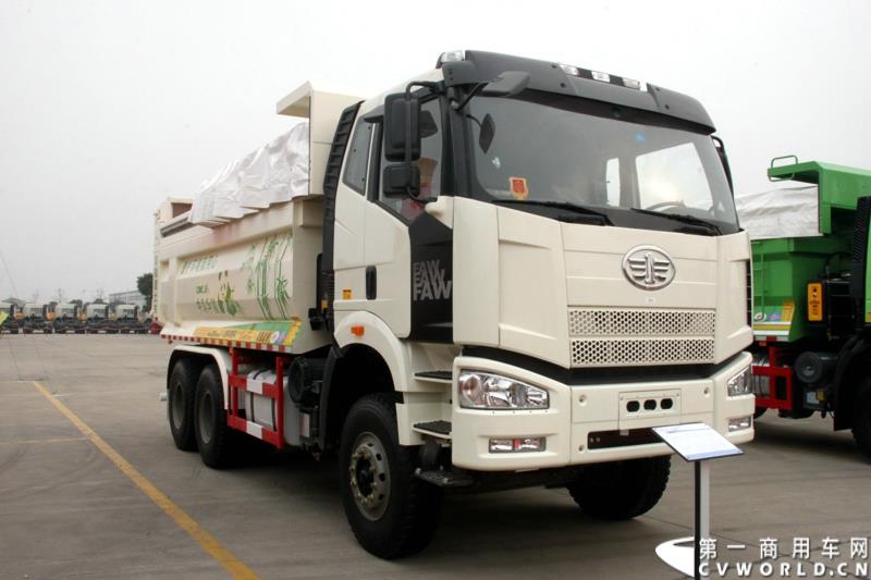 1月6日，中集华骏2015年商务年会暨新品发布会在驻马店召开。本次大会以“科技驱动、价值营销、合赢未来”为主题，中集华骏车辆有限公司总经理郭永华以及中集华骏各地经销商、供应商代表共计400余人参加了本次年会。图为新型智能渣土车（解放）