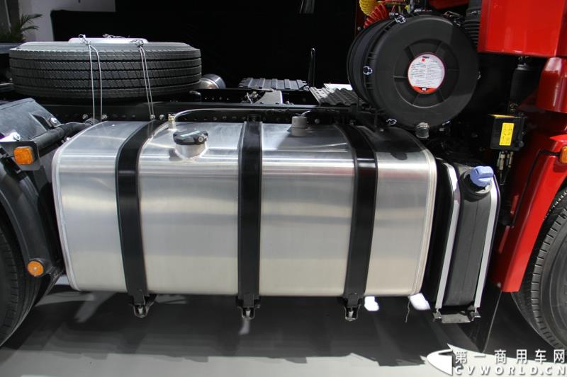 2015年1月7日，中国重型商用车动力的领军企业潍柴动力在北京举办新技术发布会，发布了包括Super Brake辅助制动安全技术、S-POWER智能控制技术在内的一系列商用车动力新技术。图为搭载潍柴WP13发动机的德龙X3000轻量化版牵引车SX4256T324 