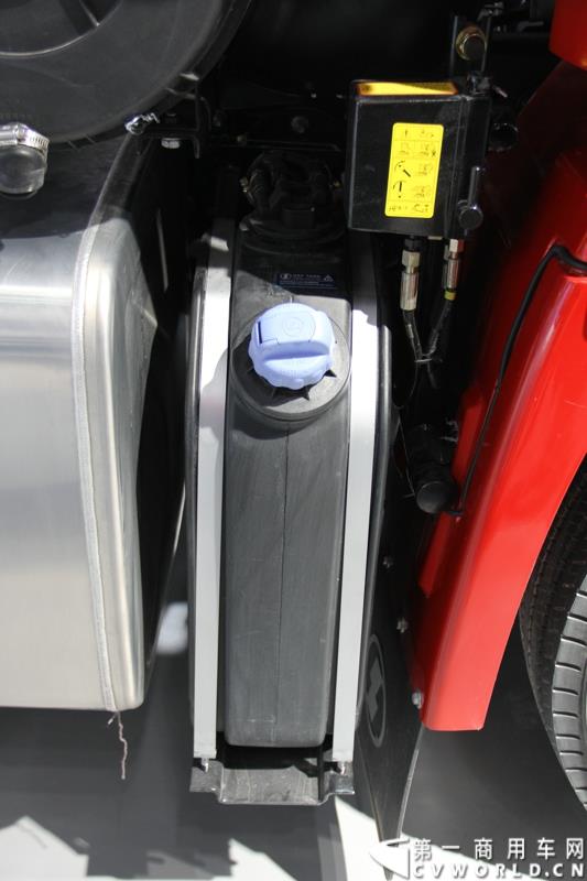 2015年1月7日，中国重型商用车动力的领军企业潍柴动力在北京举办新技术发布会，发布了包括Super Brake辅助制动安全技术、S-POWER智能控制技术在内的一系列商用车动力新技术。图为搭载潍柴WP13发动机的德龙X3000轻量化版牵引车SX4256T324 