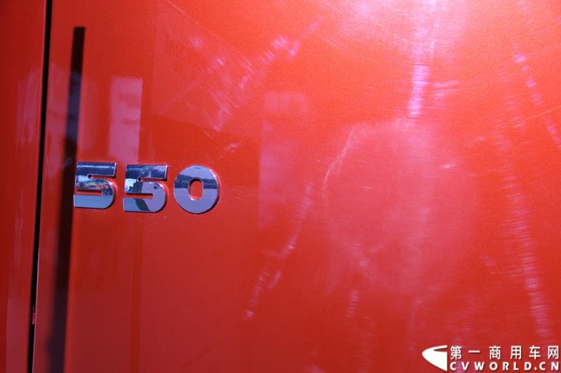 2015年1月7日，中国重型商用车动力的领军企业潍柴动力在北京举办新技术发布会，发布了包括Super Brake辅助制动安全技术、S-POWER智能控制技术在内的一系列商用车动力新技术。图为搭载潍柴WP13发动机的德龙X3000轻量化版牵引车SX4256T324 