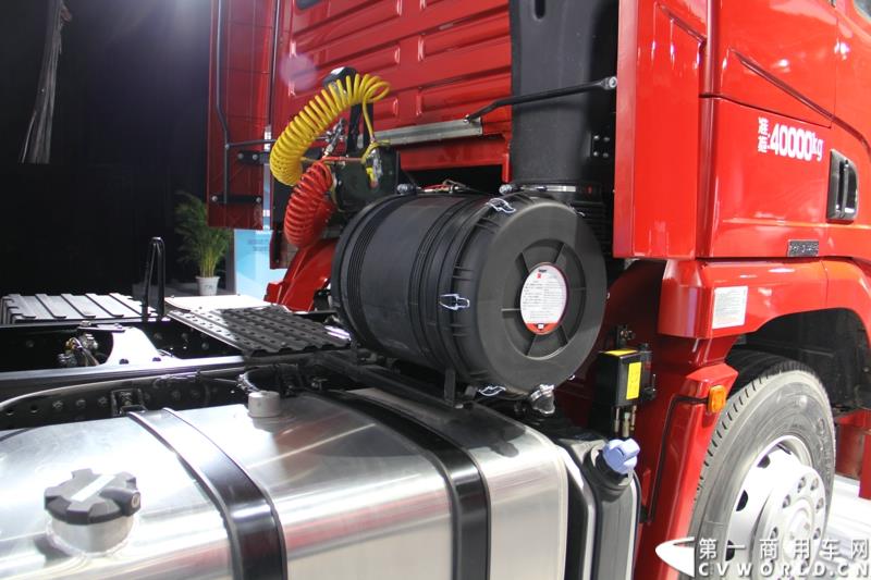 2015年1月7日，中国重型商用车动力的领军企业潍柴动力在北京举办新技术发布会，发布了包括Super Brake辅助制动安全技术、S-POWER智能控制技术在内的一系列商用车动力新技术。图为搭载潍柴WP13发动机的德龙X3000轻量化版牵引车SX4256T324 