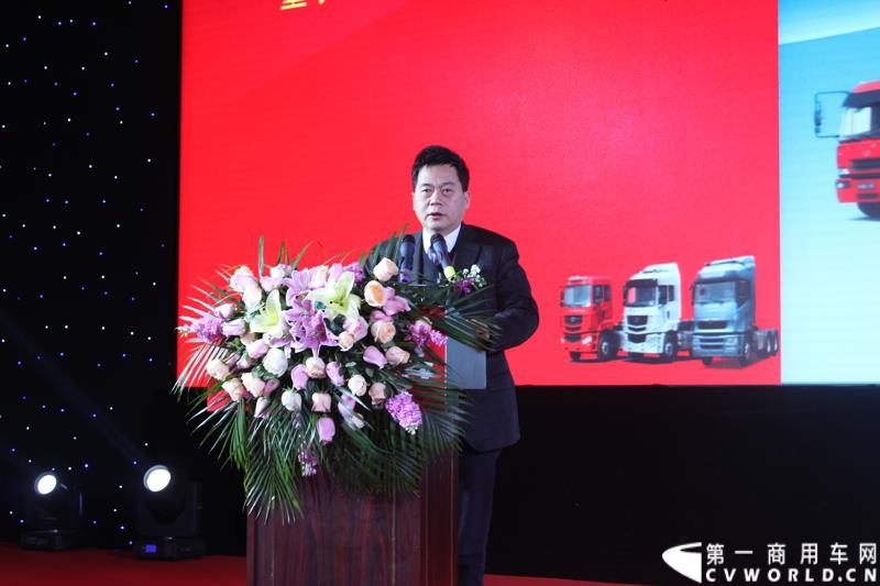 2015年1月18日，在华菱星马汽车（集团）股份有限公司营销分公司副总经理方毅的主持下，以“科技引领趋势，品牌成就未来”为主题的华菱星马汽车集团2015年度商务大会在云南昆明举行。图为华菱星马汽车（集团）股份有限公司董事长刘汉荣致辞 