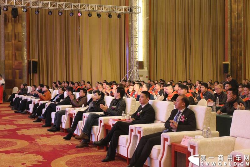 2015年1月18日，在华菱星马汽车（集团）股份有限公司营销分公司副总经理方毅的主持下，以“科技引领趋势，品牌成就未来”为主题的华菱星马汽车集团2015年度商务大会在云南昆明举行。图为参加华菱星马汽车集团2015年度商务年会的高层领导