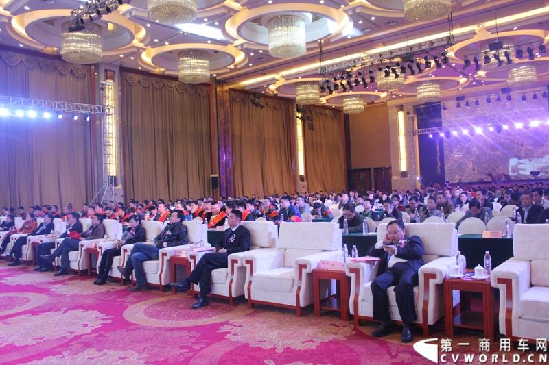 2015年1月18日，在华菱星马汽车（集团）股份有限公司营销分公司副总经理方毅的主持下，以“科技引领趋势，品牌成就未来”为主题的华菱星马汽车集团2015年度商务大会在云南昆明举行。图为华菱星马汽车集团2015年度商务年会现场 