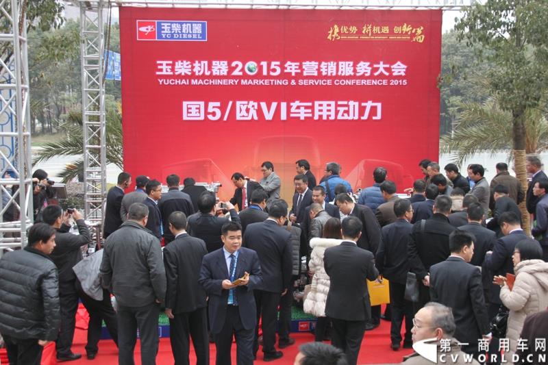 1月24日，玉柴机器2015营销服务大会在湖北武汉召开。在本次大会上，玉柴发布了YC6L-60等多款新品。图为新品发布会现场