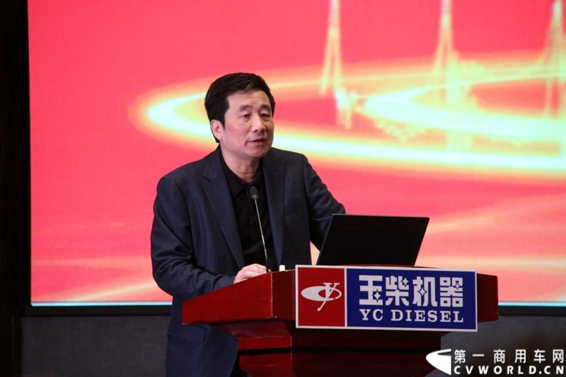 1月24日，玉柴机器2015营销服务大会在湖北武汉召开。在本次大会上，玉柴发布了YC6L-60等多款新品。图为玉柴董事长晏平致辞