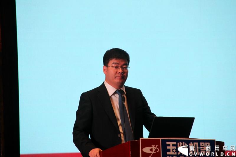 1月24日，玉柴机器2015营销服务大会在湖北武汉召开。在本次大会上，玉柴发布了YC6L-60等多款新品。图为玉柴股份副总经理王利民做营销工作报告