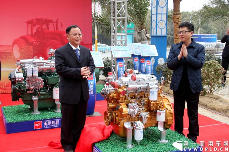 1月24日，玉柴机器2015营销服务大会在湖北武汉召开。在本次大会上，玉柴发布了YC6L-60等多款新品。图为玉柴股份副总经理钟玉伟携嘉宾为新品揭幕