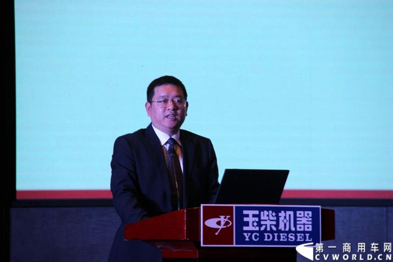 1月24日，玉柴机器2015营销服务大会在湖北武汉召开。在本次大会上，玉柴发布了YC6L-60等多款新品。图为吴其伟在做主题报告