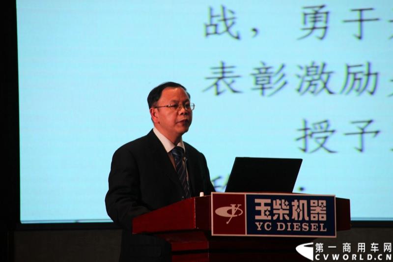 1月24日，玉柴机器2015营销服务大会在湖北武汉召开。在本次大会上，玉柴发布了YC6L-60等多款新品。图为玉柴股份副总经理钟玉伟表彰先进服务站和个人