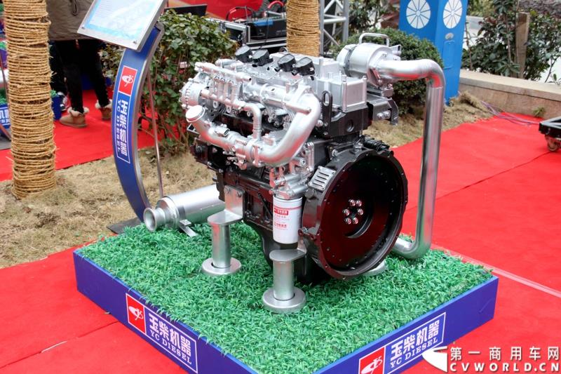 1月24日，玉柴机器2015营销服务大会在湖北武汉召开。在本次大会上，玉柴发布了YC6L-60等多款新品。图为YC4FAN国五天然气新品