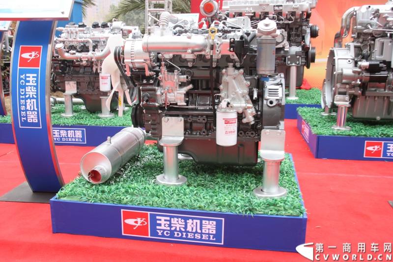 1月24日，玉柴机器2015营销服务大会在湖北武汉召开。在本次大会上，玉柴发布了YC6L-60等多款新品。图为YC4FQ-48国四排放新品