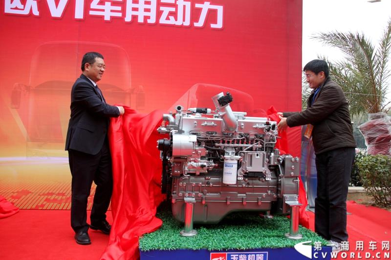 1月24日，玉柴机器2015营销服务大会在湖北武汉召开。在本次大会上，玉柴发布了YC6L-60等多款新品。图为吴其伟携嘉宾为YC6L欧六排放新品揭幕