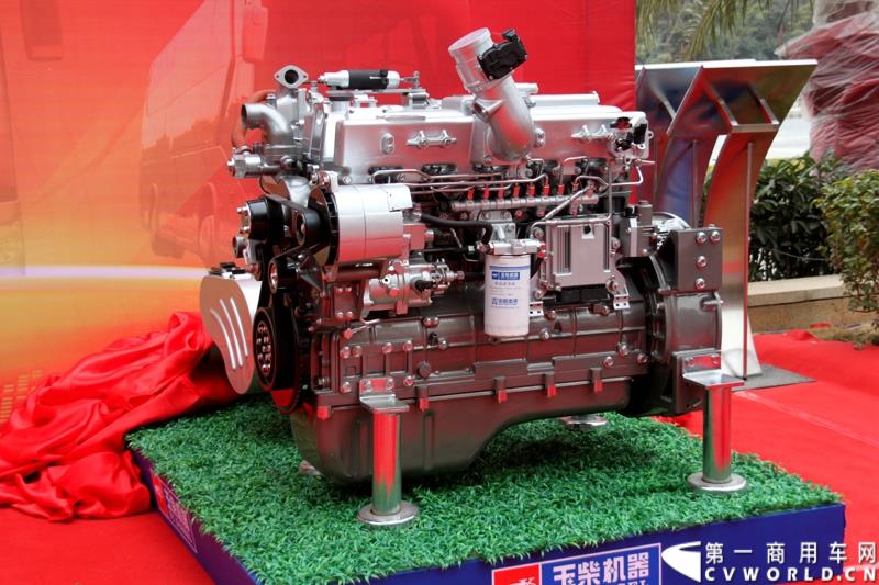 1月24日，玉柴机器2015营销服务大会在湖北武汉召开。在本次大会上，玉柴发布了YC6L-60等多款新品。图为YC6L欧六排放新品
