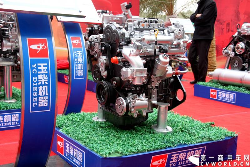 1月24日，玉柴机器2015营销服务大会在湖北武汉召开。在本次大会上，玉柴发布了YC6L-60等多款新品。图为YC4Y22国五排放新品