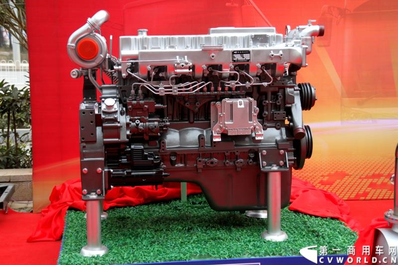 1月24日，玉柴机器2015营销服务大会在湖北武汉召开。在本次大会上，玉柴发布了YC6L-60等多款新品。图为YC6MK国五排放新品