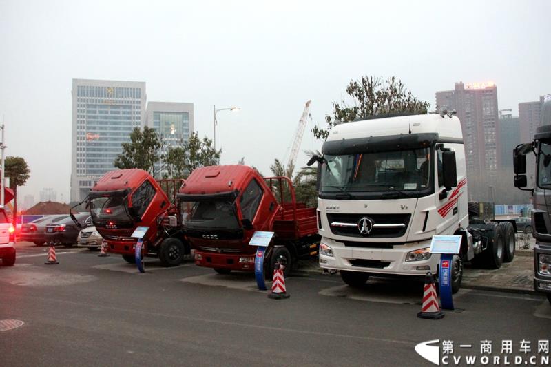 1月24日，玉柴机器2015营销服务大会在湖北武汉召开。在本次大会上，玉柴发布了YC6L-60等多款新品。图为现场展车