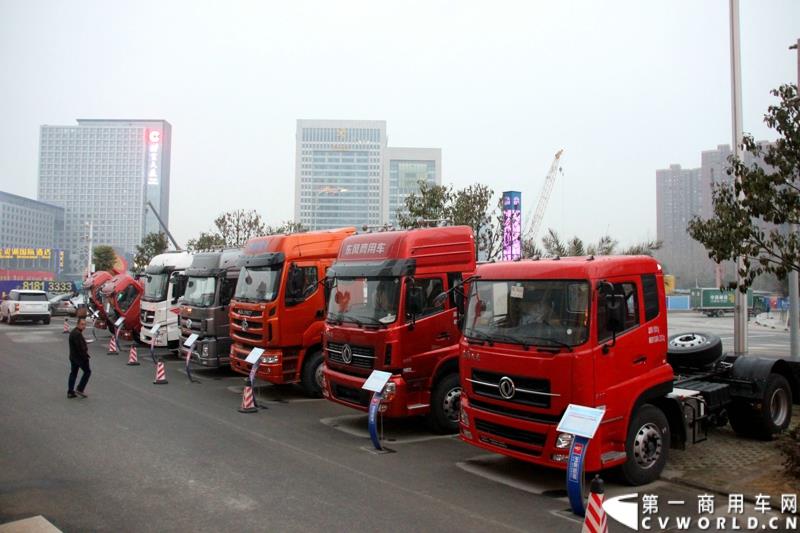 1月24日，玉柴机器2015营销服务大会在湖北武汉召开。在本次大会上，玉柴发布了YC6L-60等多款新品。图为现场展出的搭载玉柴发动机的车辆