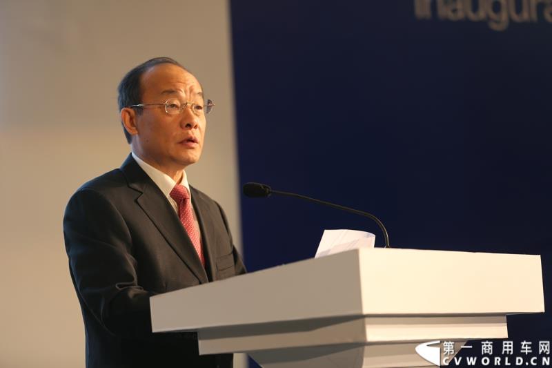 2015年1月26日，东风汽车集团股份有限公司（下称“东风汽车集团”）与瑞典沃尔沃集团以55%对45%的持股比例，共同投资的“东风商用车有限公司”在湖北十堰正式宣布成立并开始运营。图为东风汽车集团董事长徐平致辞