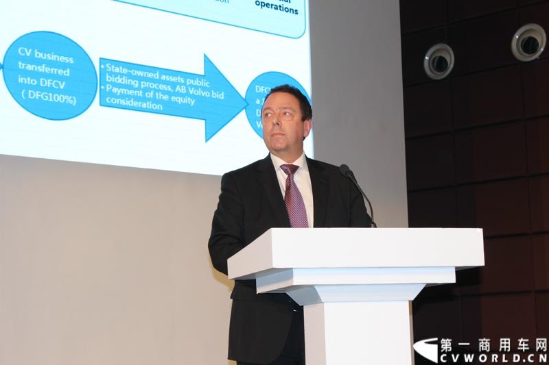 2015年1月26日，东风汽车集团股份有限公司（下称“东风汽车集团”）与瑞典沃尔沃集团以55%对45%的持股比例，共同投资的“东风商用车有限公司”在湖北十堰正式宣布成立并开始运营。图为东风商用车有限公司副董事长顾润德致辞
