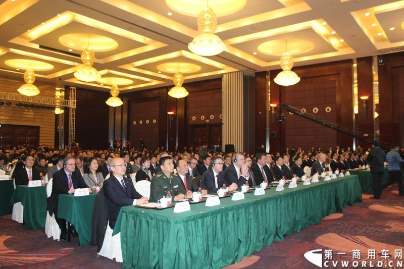 2015年1月26日，东风汽车集团股份有限公司（下称“东风汽车集团”）与瑞典沃尔沃集团以55%对45%的持股比例，共同投资的“东风商用车有限公司”在湖北十堰正式宣布成立并开始运营。图为东风商用车有限公司挂牌成立发布会现场