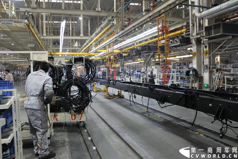 2015年1月26日，东风汽车集团股份有限公司（下称“东风汽车集团”）与瑞典沃尔沃集团以55%对45%的持股比例，共同投资的“东风商用车有限公司”在湖北十堰正式宣布成立并开始运营。图为活动当天，与会嘉宾和媒体参观了位于十堰的东风商用车有限公司的总装配厂 