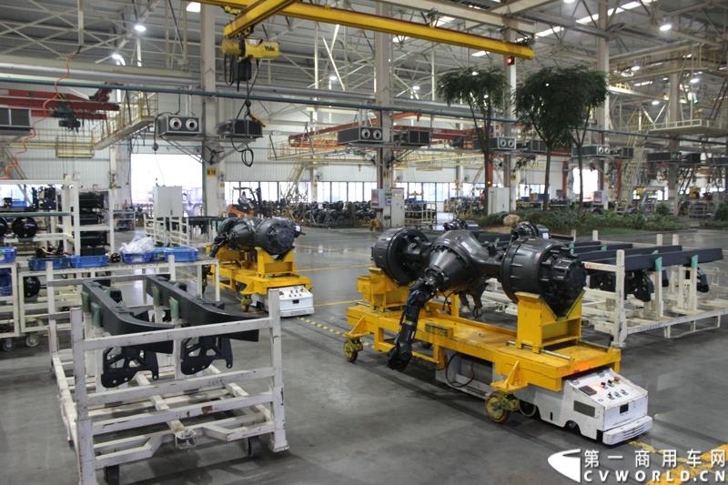 2015年1月26日，东风汽车集团股份有限公司（下称“东风汽车集团”）与瑞典沃尔沃集团以55%对45%的持股比例，共同投资的“东风商用车有限公司”在湖北十堰正式宣布成立并开始运营。图为活动当天，与会嘉宾和媒体参观了位于十堰的东风商用车有限公司的总装配厂 